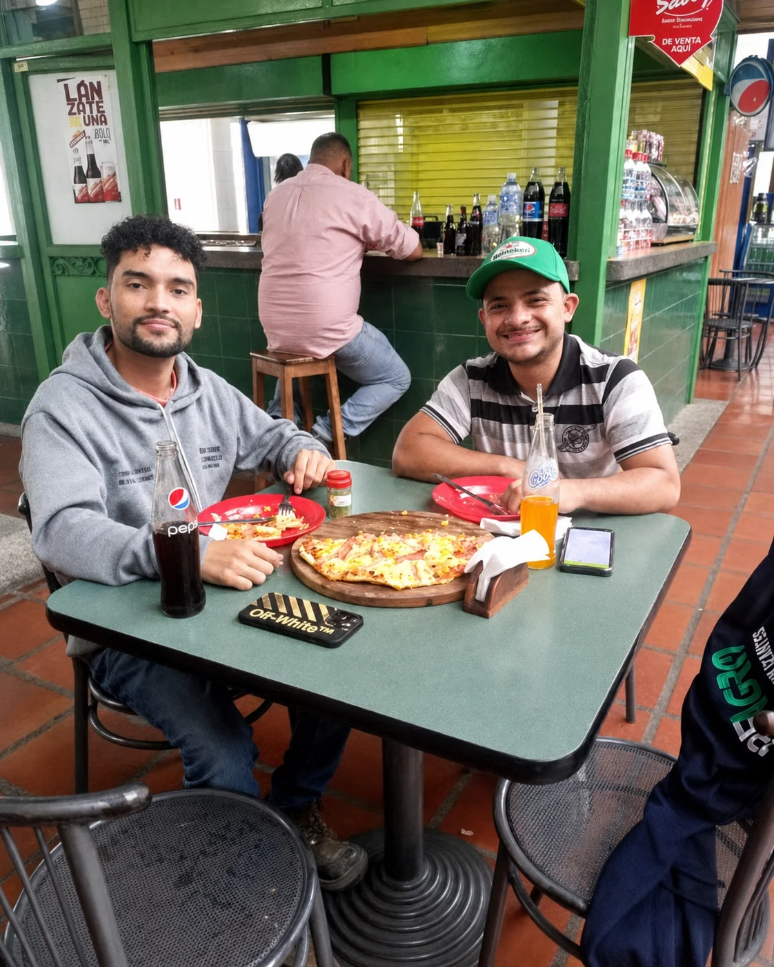 Clientes satisfechos compartiendo pizza